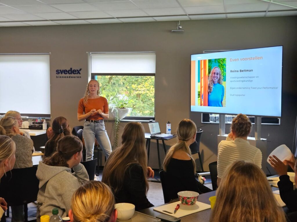 Reina geeft een workshop over voeding rondom inspanning voor de Graafschap vrouwen