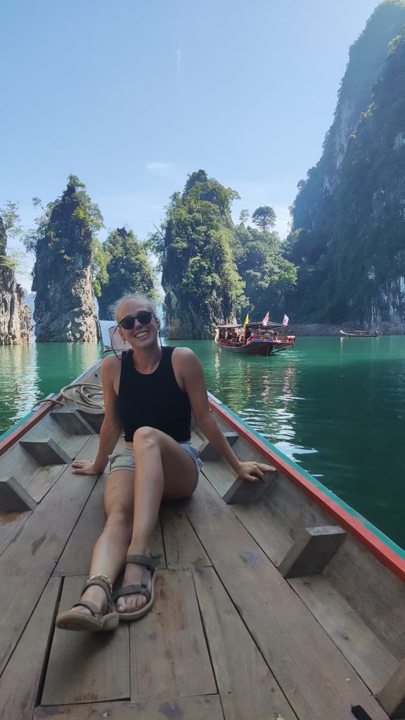 Reina op vakantie in Thailand op een boot